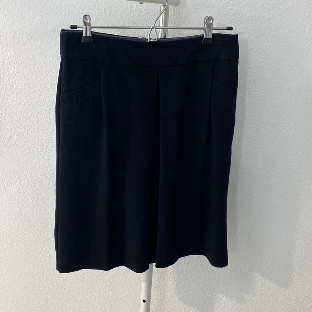 Old navy skirt size 1 stretch. Decorative false pockets and flat pleats.